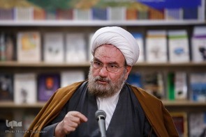 آية الله كوشا يشيد بمبنى المرجع فضل الله في ثبوت الهلال